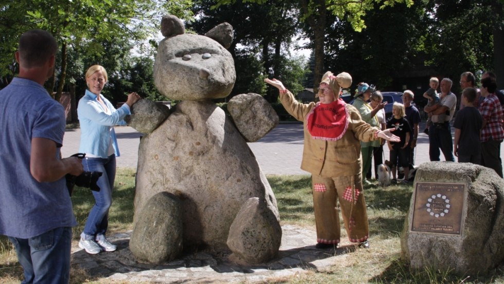 The Banzkow potato mouse is a popular photo motif with guests., © TMV-Foto@Andreas-Duerst.de