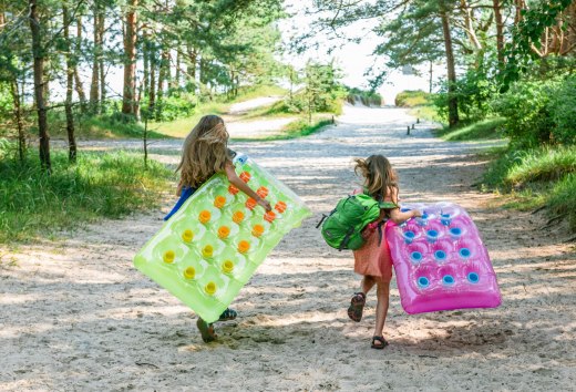 Baltic Sea with air mattresses: Josi and Luna on Usedom beach., © TMV/Tiemann