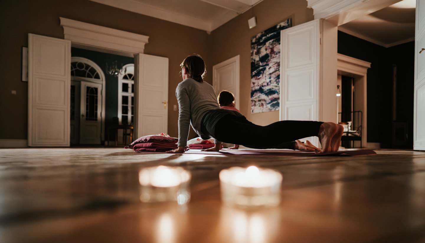 Yoga in the relaxed atmosphere of the Pohnstorf manor house - peace and mindfulness in harmony with the historical ambience and cozy candlelight.