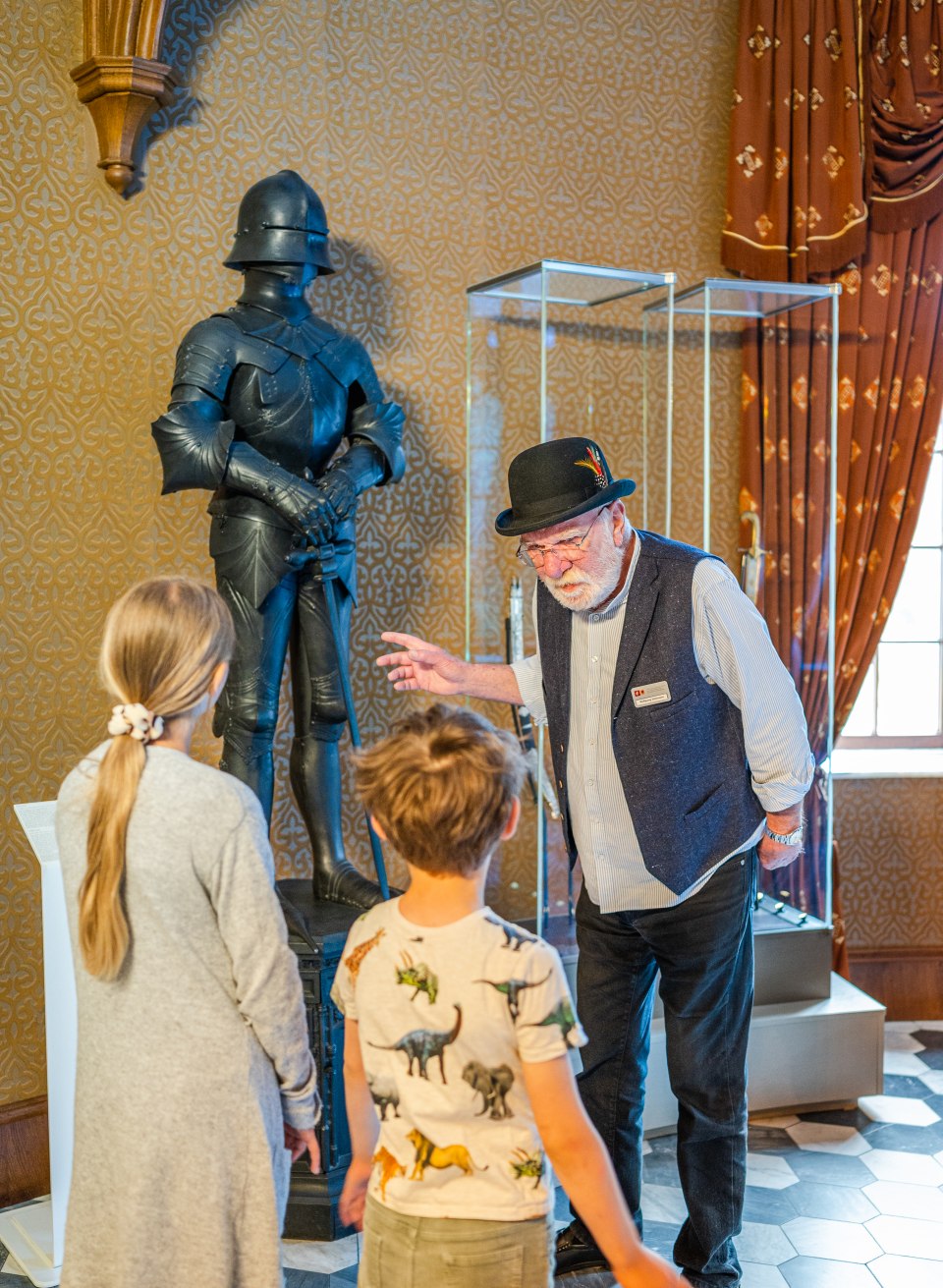 Mr. Stohmann explains the secrets of the castle., © TMV/Tiemann