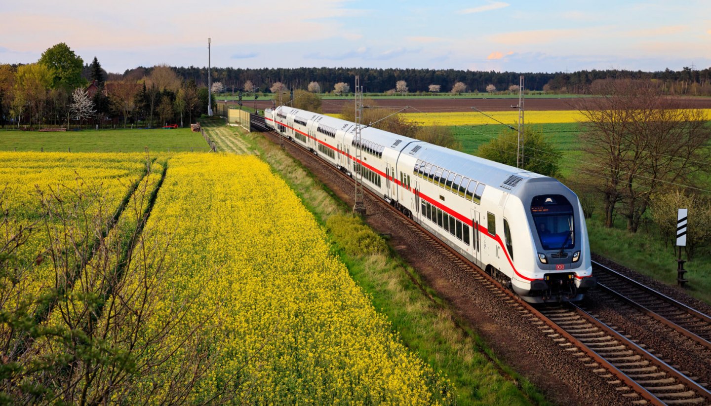 Passing a rapeseed field - Intercity 2 of DB Fernverkehr, © Deutsche Bahn AG / Georg Wagner