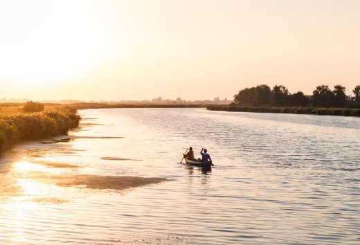 A quiet evening on the water: two people paddle through the wide waters of Western Pomerania at sunset, surrounded by nature and silence.