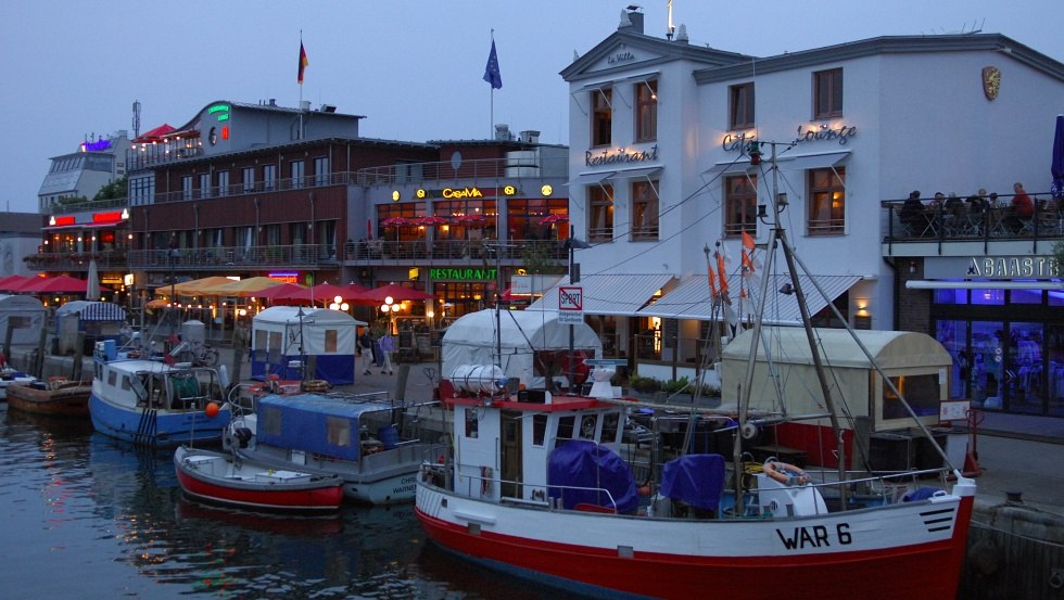 Evening mood at the quay edge at the Alter Strom, © www.angelikaheim.de