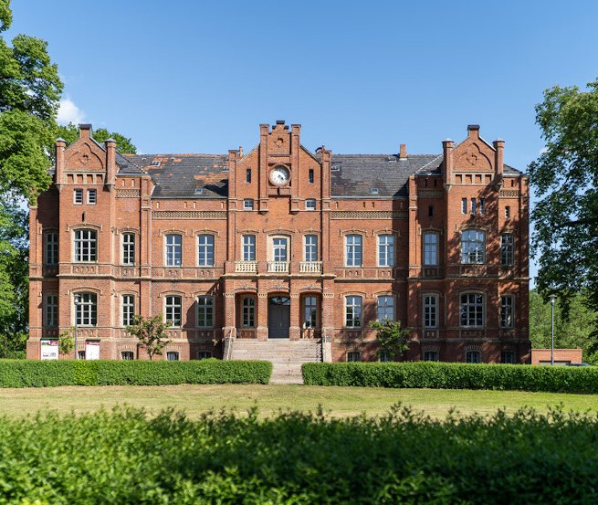 Entering over cobblestones you will catch sight of the castle Alt Sammit in its splendor, © Schloss Alt Sammit/ K.H.Kleinpeter