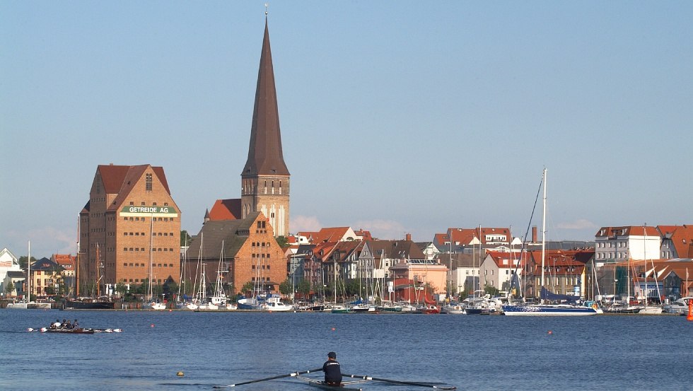 The silhouette of the city port, © Fotoagentur Nordlicht