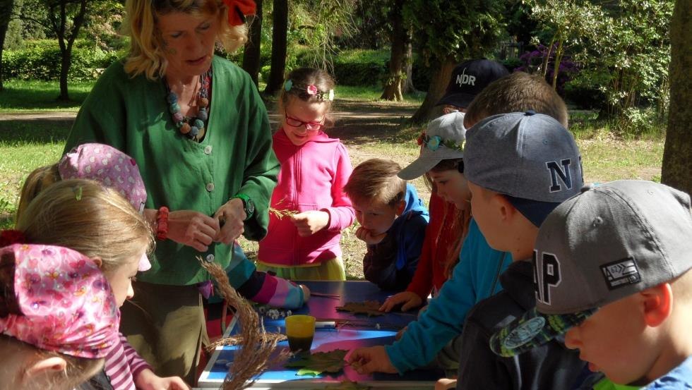 When crafting with natural materials, small works of art are created., © Archiv, Biosphärenreservatsamt Schaalsee-Elbe