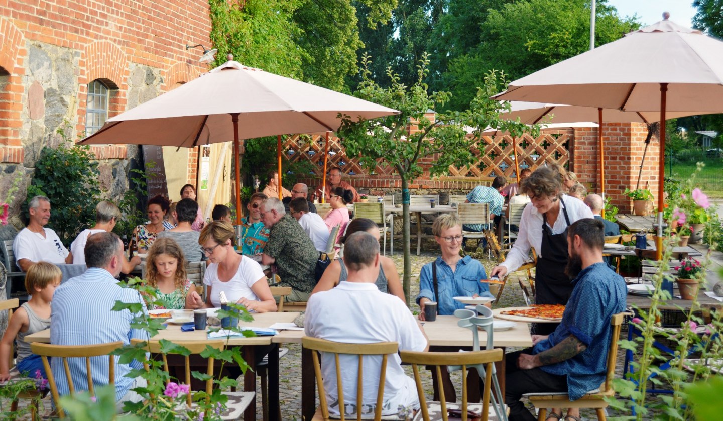 Pizza Landvergnügen on the terrace of the wine tavern Kraatz, © Florian Profitlich