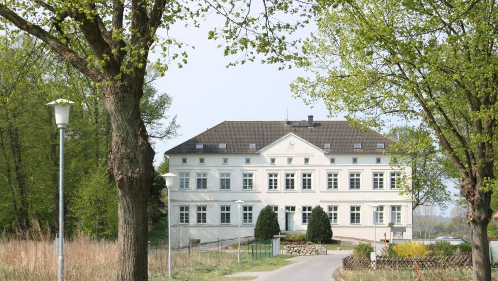 View of the manor house from the access road, © Klaus-Dieter Bartsch