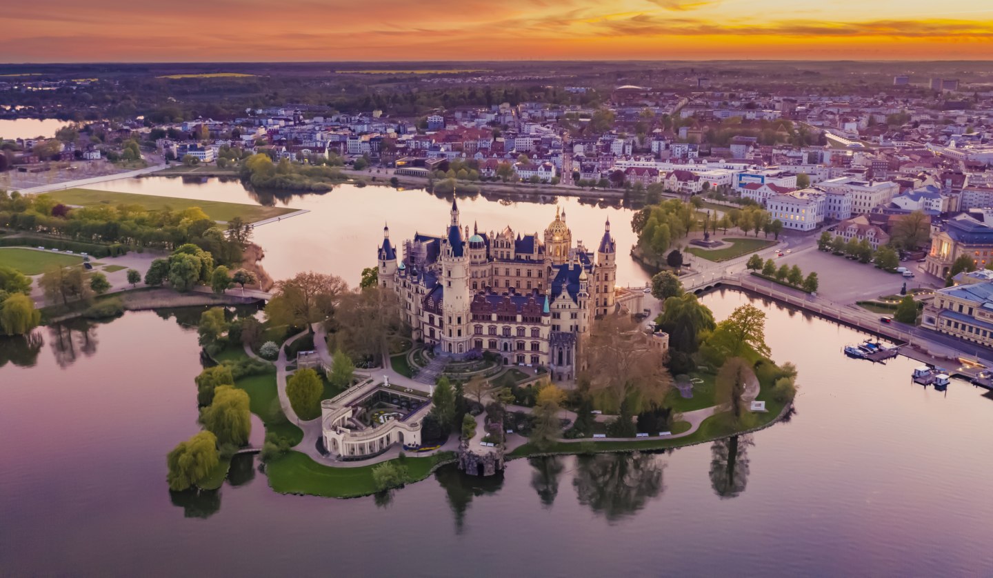 Dreamlike location: Scherin Castle on a small island in Schwerin Lake, © SSGK MV / Timm Allrich