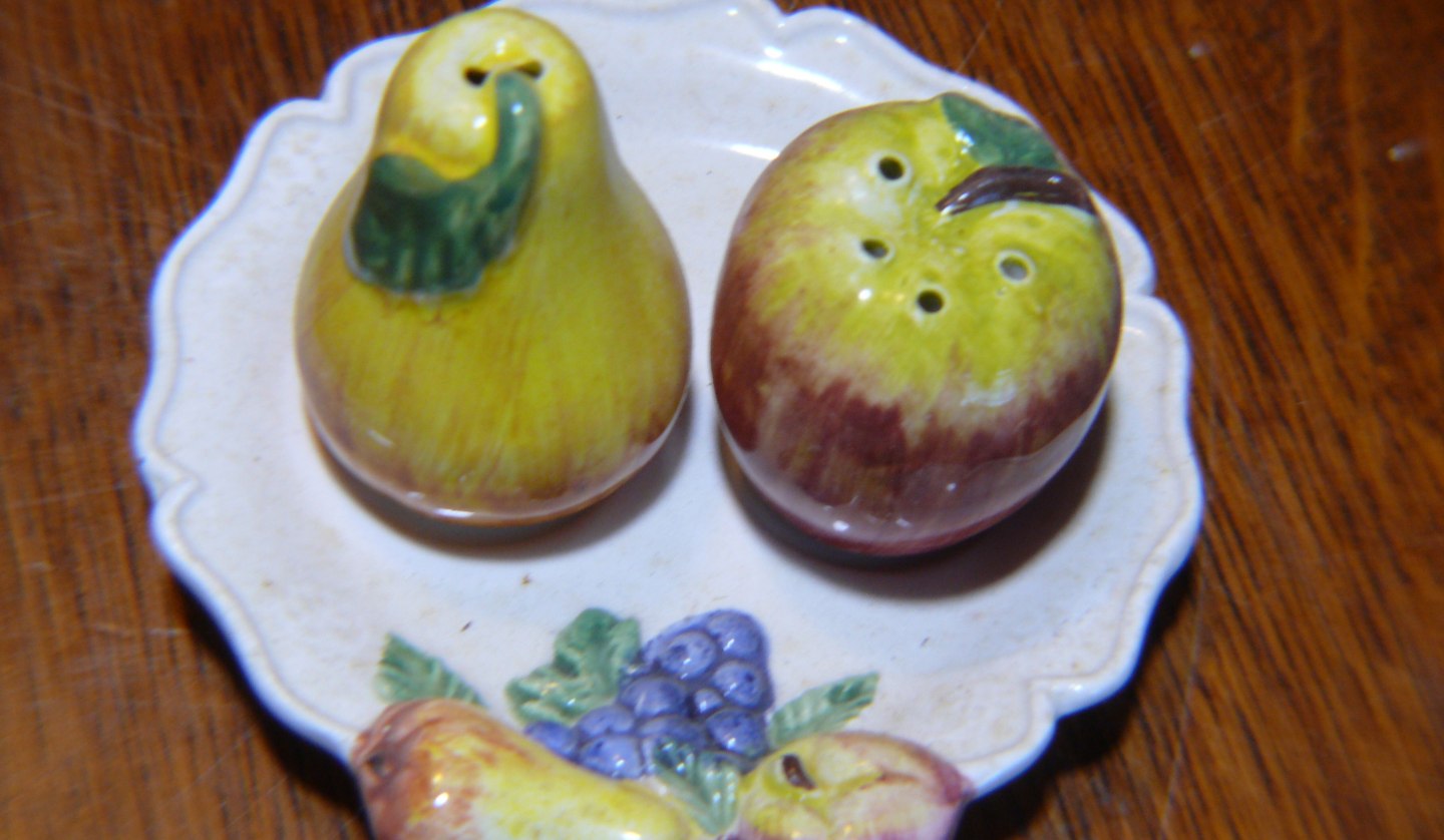 Fruit salt and pepper shaker, © Peter Ramsch