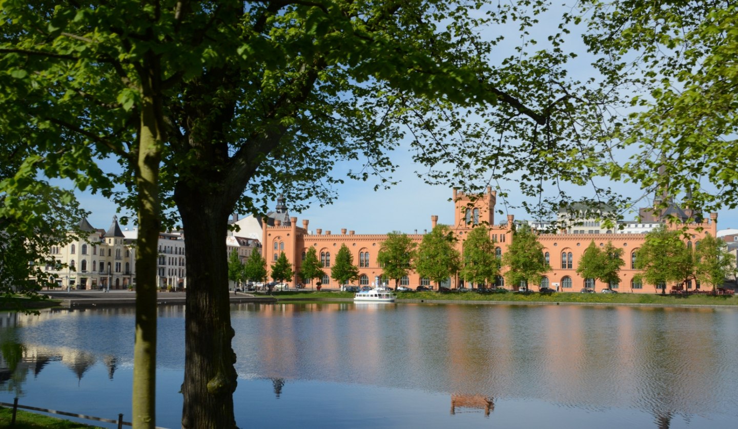 View from the promenade over the Pfaffenteich in Schwerin, © Tourismusverband Mecklenburg-Schwerin