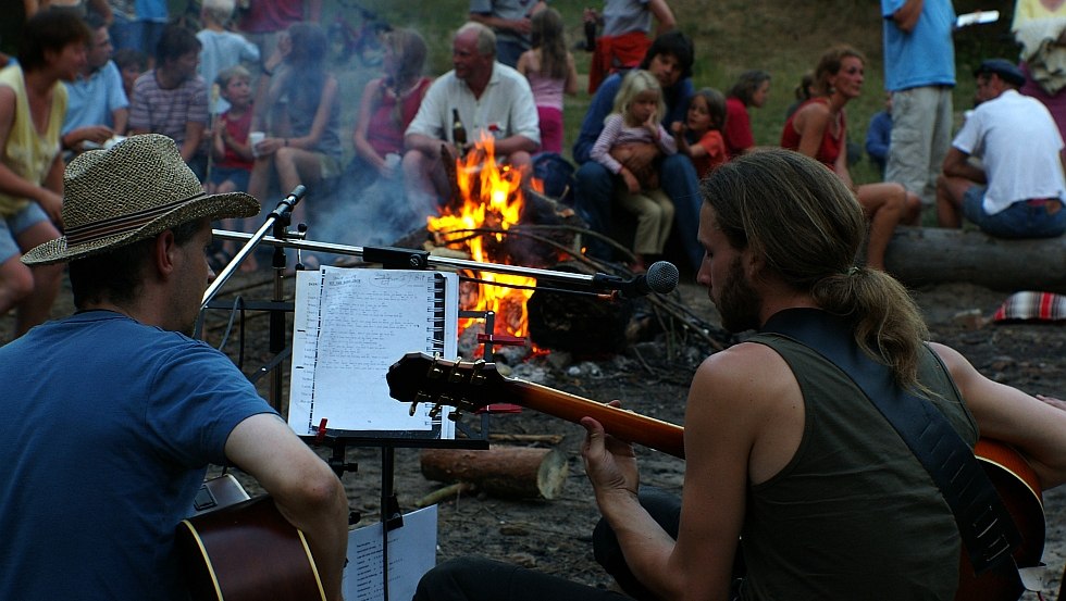 Campfire music at the separate campfire site in the witches' grove, © Hexenwäldchen