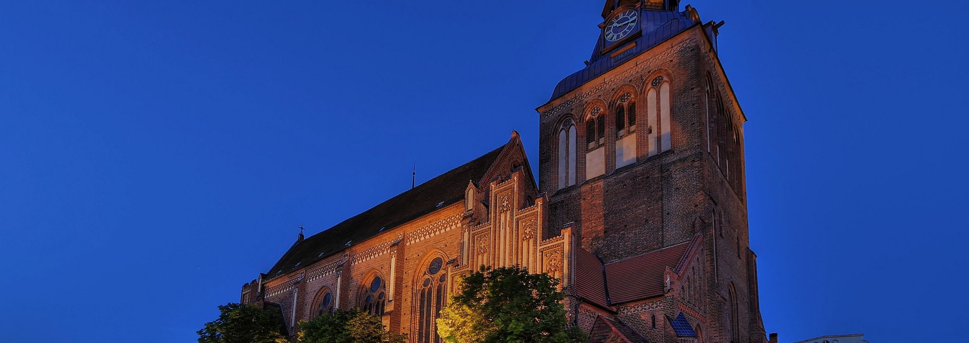 Exterior view of St. Mary's parish church at night, © Helga Möbius