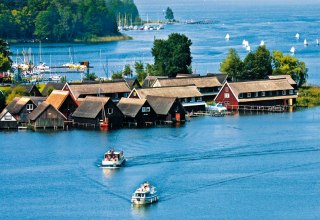 Embedded in a beautiful forest and lake landscape, the Röbel Bay appears with its small fishing cottages and sailboats., © TMV/Kuhnle Tours