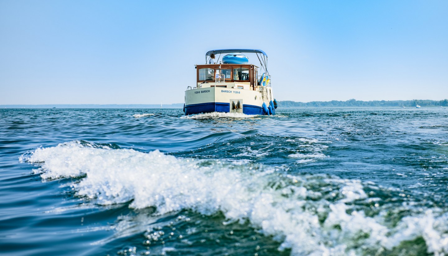 On the move for days and weeks in Germany's lakeland - the Great Round Trip is a route full of contrasts, covering 570 kilometers. On the tour, recreational skippers roam through two German states and three capital cities by houseboat. For the most part, the tour does not require a boating license and is best navigated in a clockwise direction., © TMV/Gänsicke