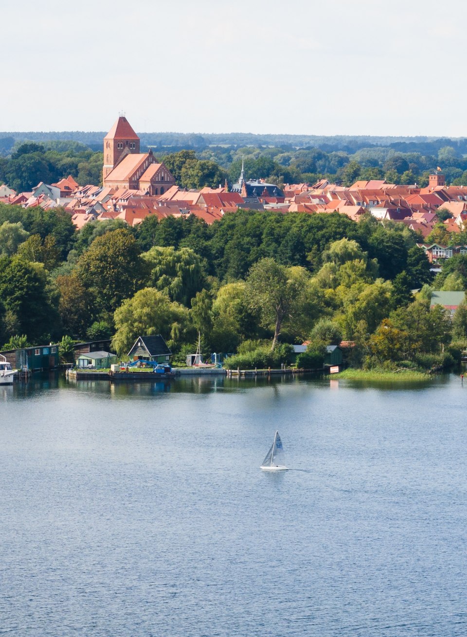 The characteristic color scheme - blue water, green forests, red brick - comes into its own when sailing on the lake., © TMV/Gross