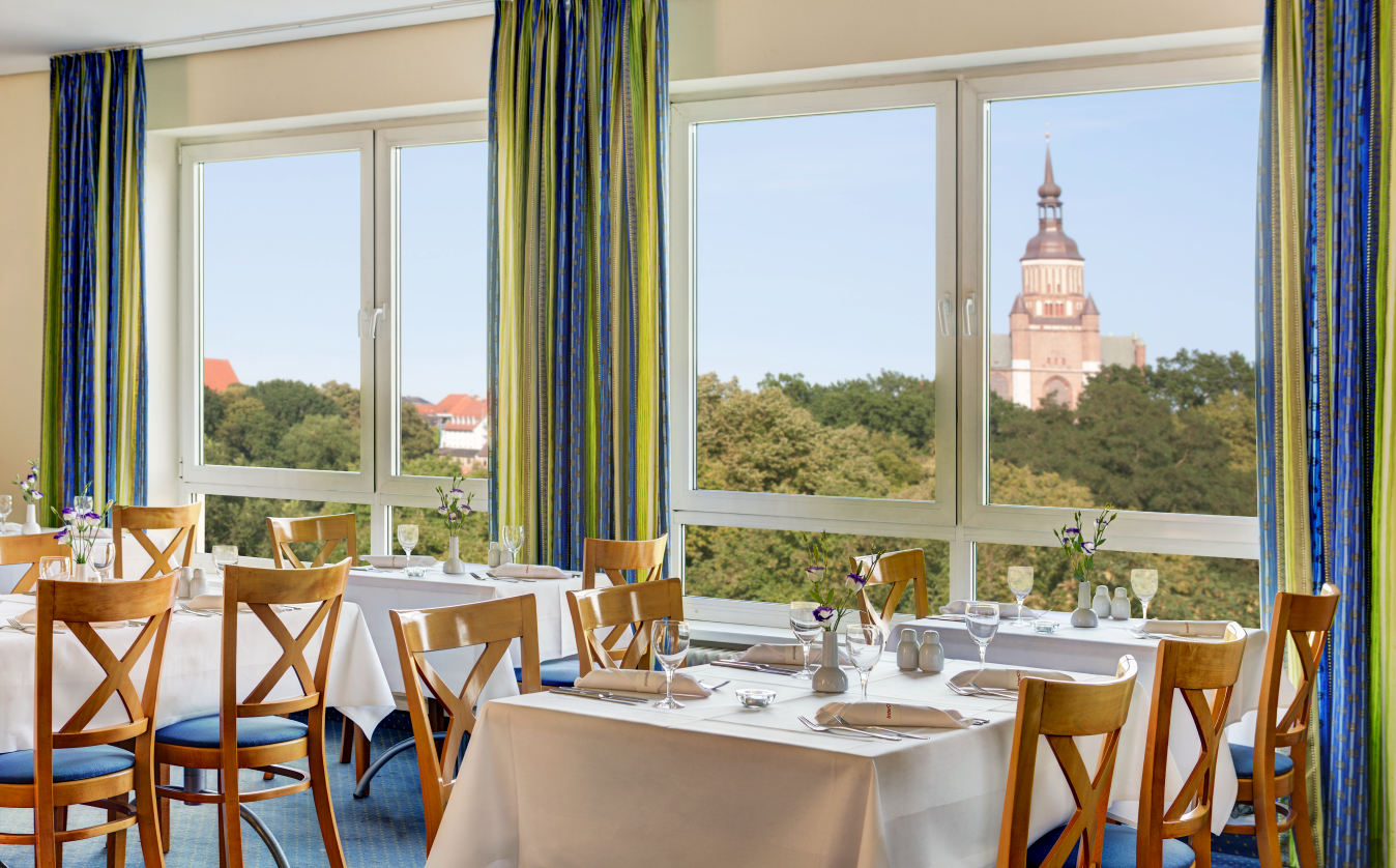 Restaurant with a view of the city of Stralsund., © IntercityHotel Stralsund