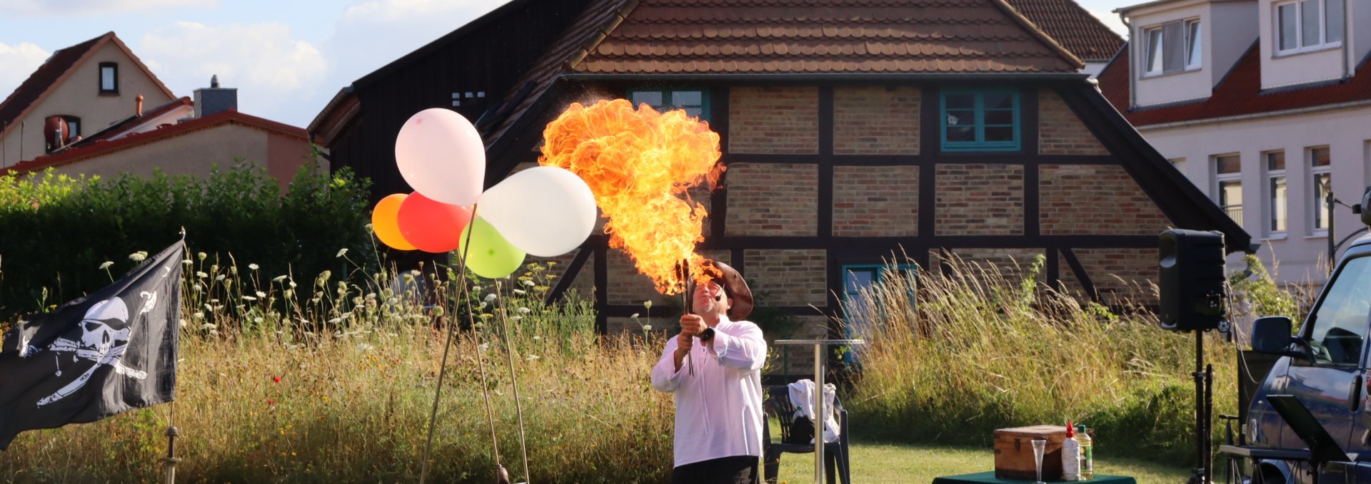 Fire artist Captain Heinrich Tarnewitz in action, © Sabine Stöckmann