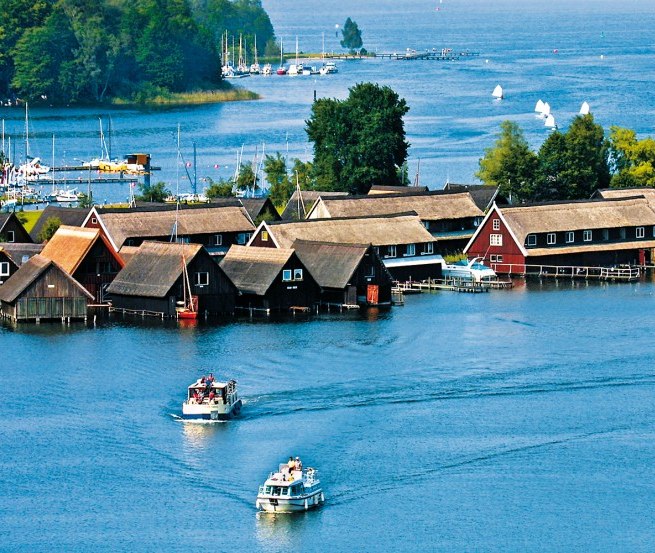 Embedded in a beautiful forest and lake landscape, the Röbel Bay appears with its small fishing cottages and sailboats., © TMV/Kuhnle Tours