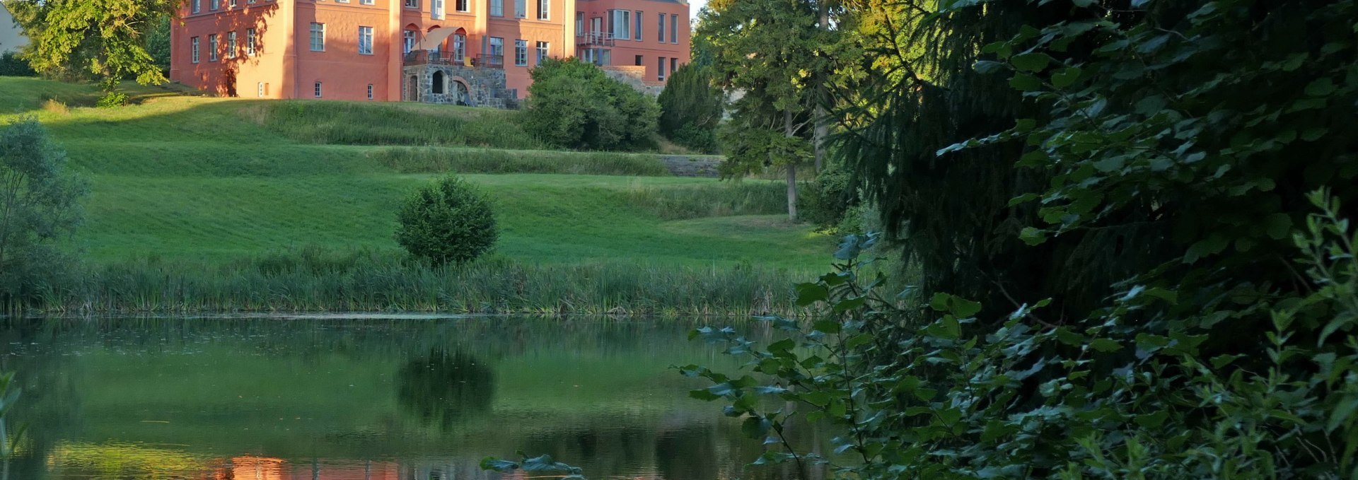 From the landscape park a view of the manor house Wietzow, © Kröger