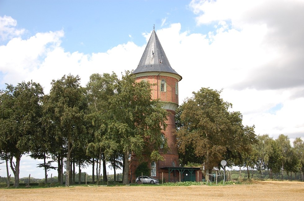 Well hidden behind trees, the water tower is hardly visible at first., © Gabriele Skorupski