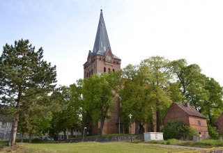 The church as seen from the old city boundary with old school from the south-western direction., © Lutz Werner