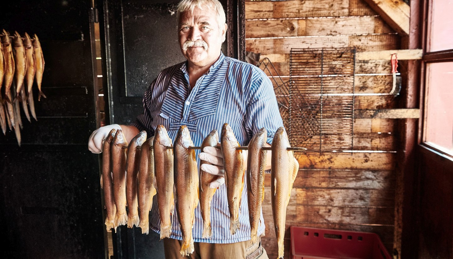 Directly from the fisherman - freshly smoked trout from the smoker, © TMV/pocha.de