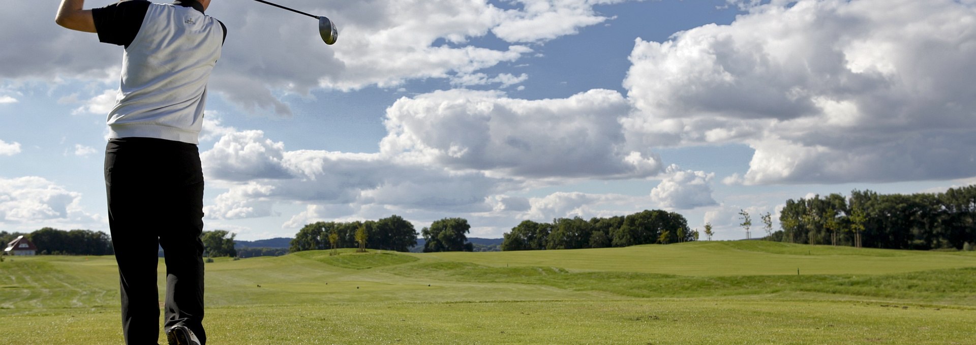 Golfer teeing off, © arcona Golfhotel Teschow GmbH / Henrike Schunck