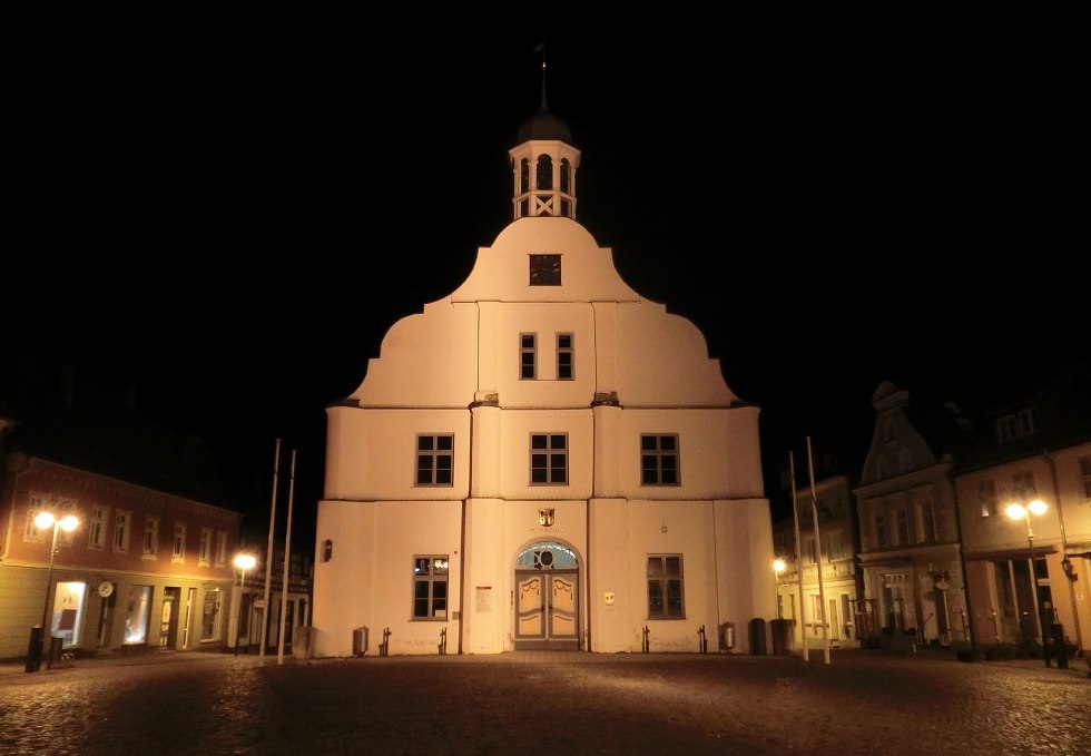 The historic Wolgast town hall at night., © Baltzer
