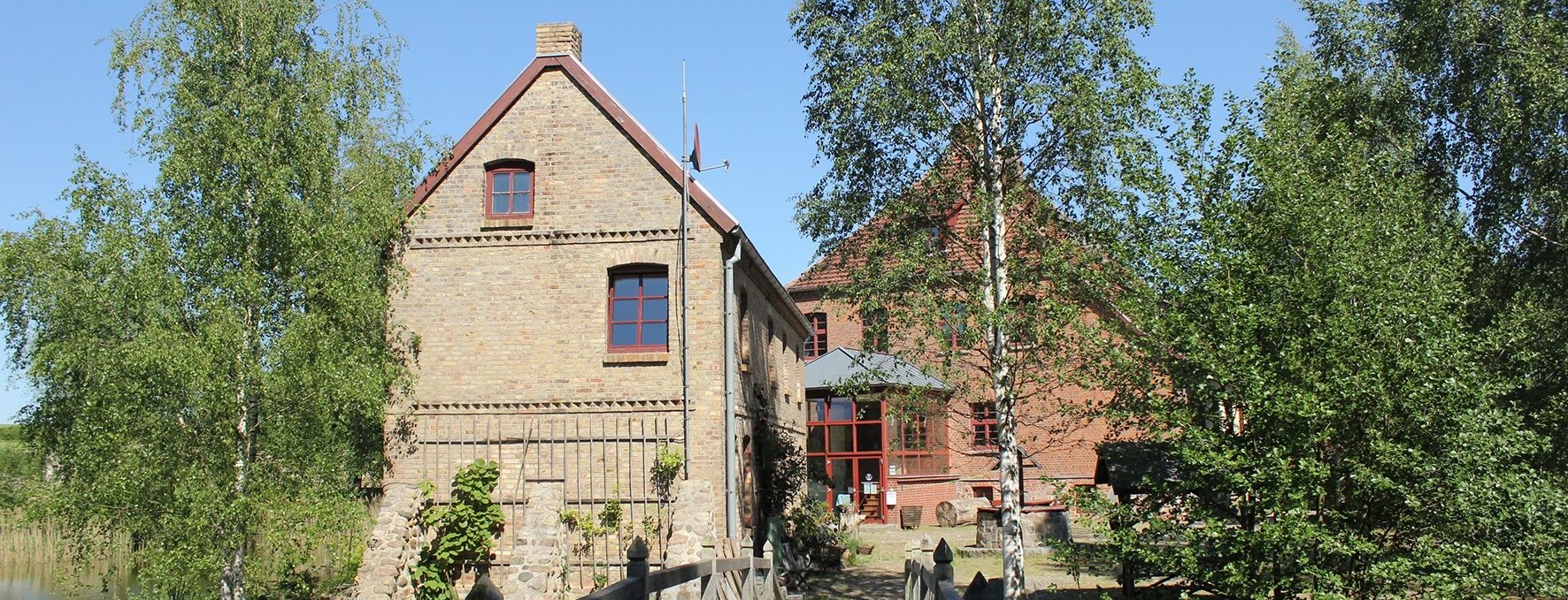 The Liepen moated castle and the servants' quarters can be reached from the park via a small wooden bridge., © Burmeister