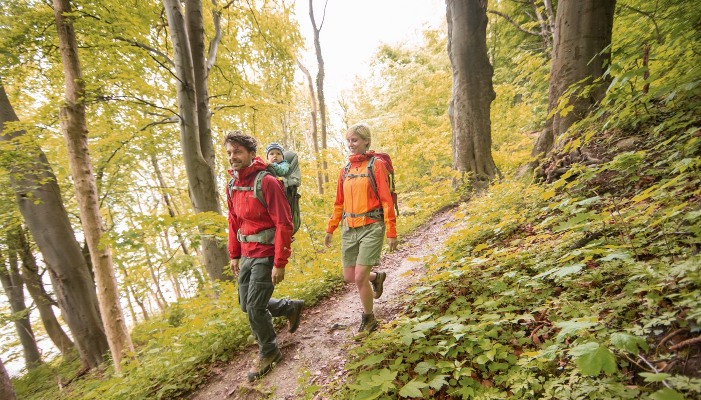 On a discovery tour with the family: the island of Rügen is increasingly becoming the destination of young and old hikers' dreams. A well-developed network of paths invites you to enjoy a variety of tours through the Jasmund National Park. Each route is an experience in itself and is also suitable for families with children.