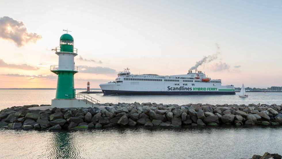 On board you will travel on waterways towards Mecklenburg-Vorpommern. Be your own captain or use the ferry connections., © Siemens!Ulrich Wirrwa