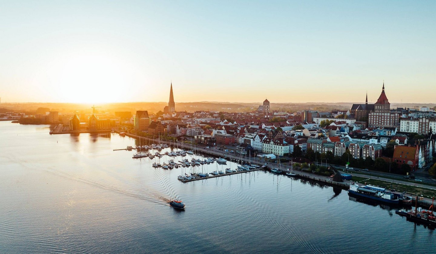 Sunrise in Rostock's city harbor, © TMV/Gänsicke