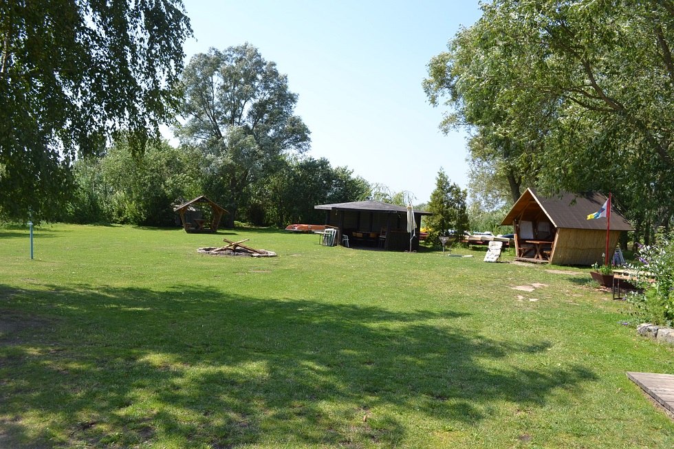 Green area with seating and sunbathing areas and a barbecue area, © Lutz Werner