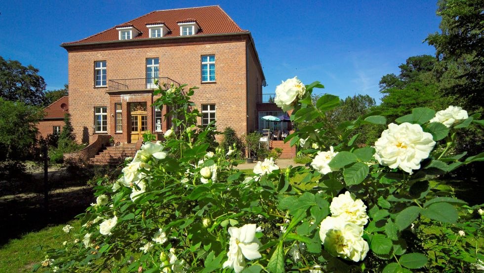 2000 roses in over 200 varieties in the rose garden of Gottin manor house, © Mecklenburger ParkLand