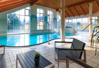 Relaxing by the indoor pool, © TFZ Tessin