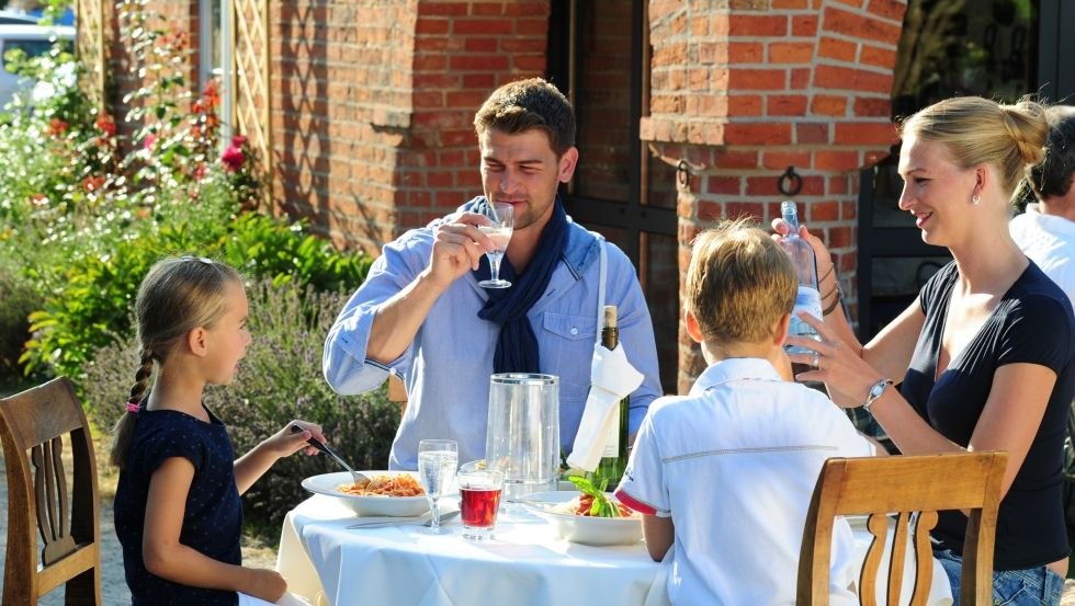 You can dine outside in summer, © TMV/Foto@Andreas-Duerst.de