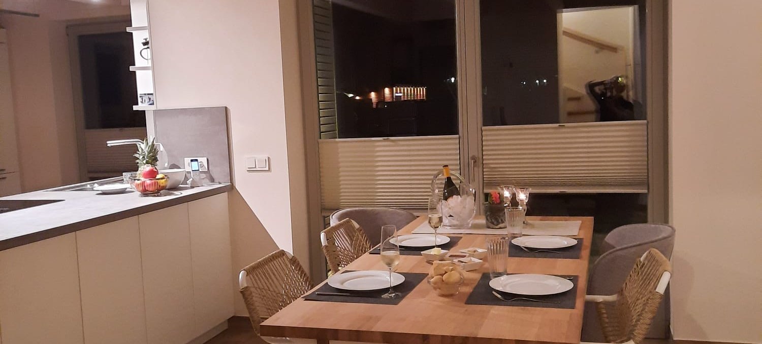 Open kitchen with dining table, © Oliver Milz