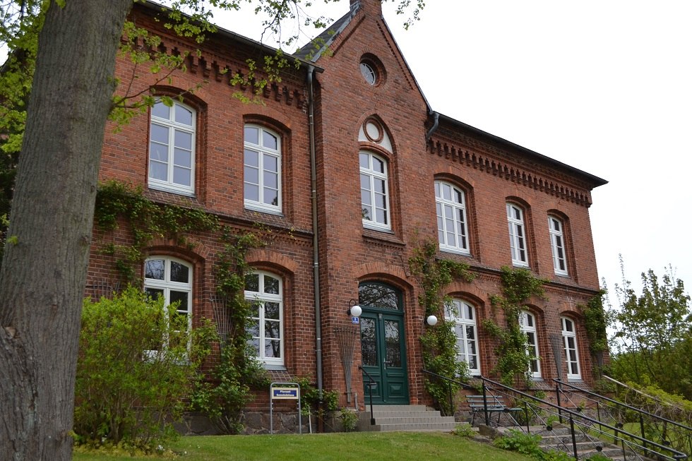 The parish office stands to the east behind the church., © Lutz Werner