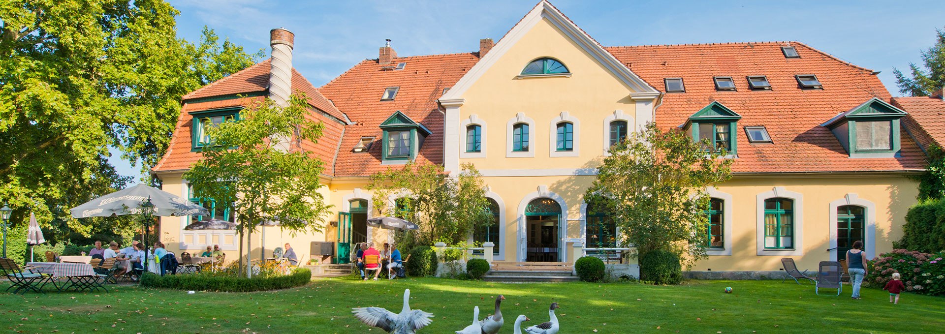 Courtyard view with terrace, © Christin Drühl