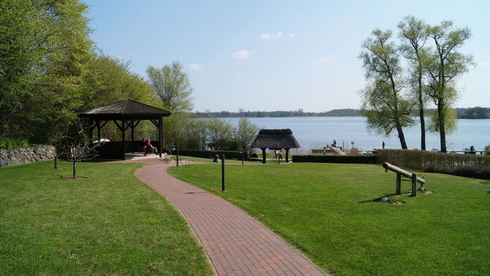 Garden with barbecue area and gazebo, © Fischhaus am Schaalsee