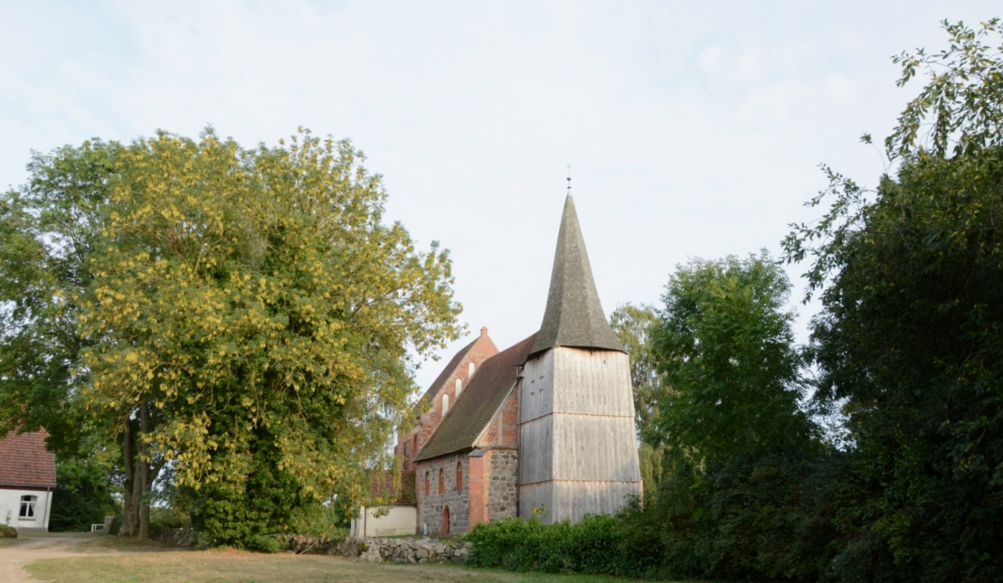 The medieval village church of Kuppentin in late summer., © Tourismusverband Mecklenburg-Schwerin