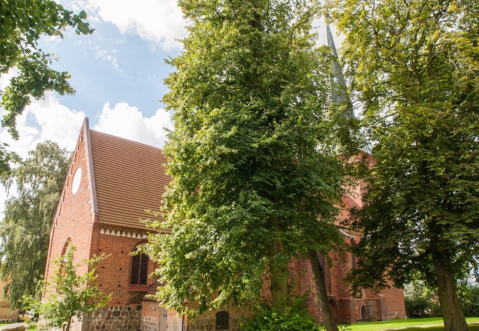 Church diagonally from behind, © Frank Burger