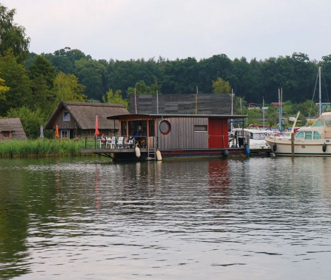 A houseboat stands on the Heidensee in Schwerin. Lake Heidensee is located between Lake Schwerin and Lake Ziegelsee., © TMV/Sebastian Hugo Witzel