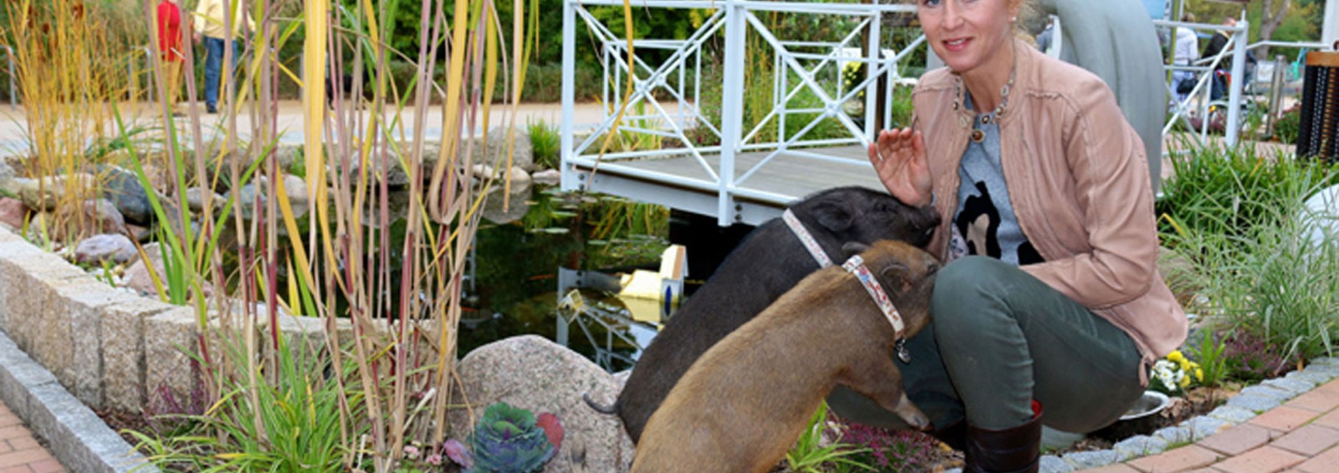 Owner Sabine Schlechter with her hotel lucky pigs Lulu & Roy, © Vineta Hotels