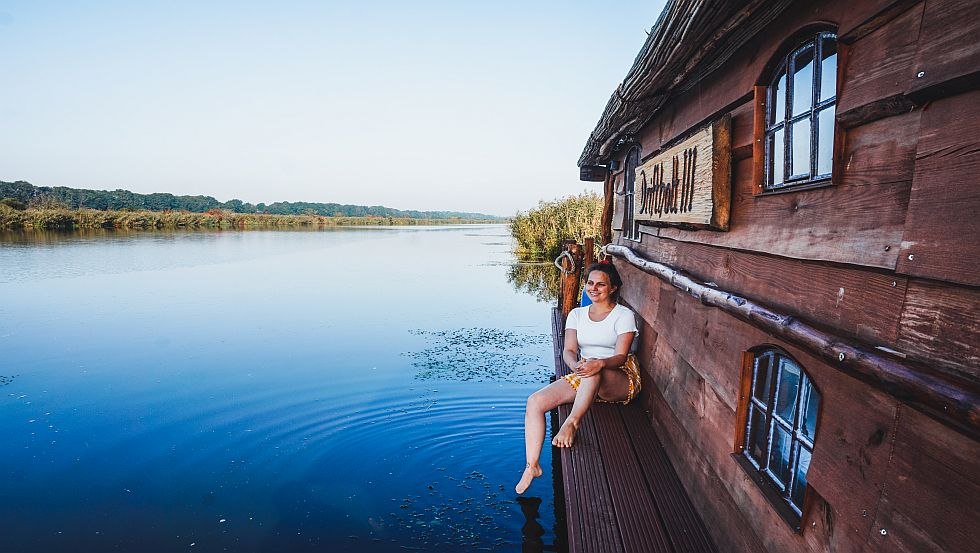 For relaxing in nature is best to take a ride on a raft along the river Peene, © TMV/WorldonaBudget