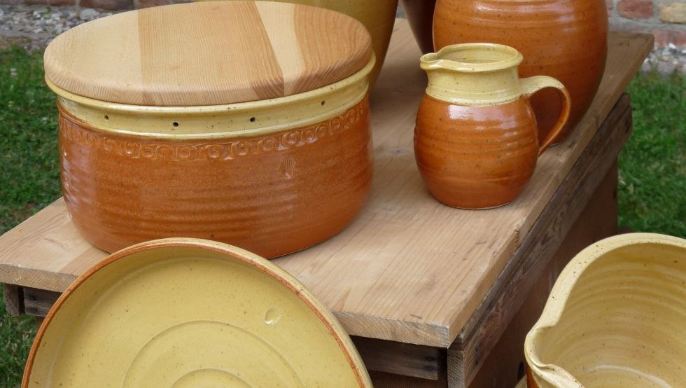 Stoneware bread pot and bottom vase, © Astrid Rohmer