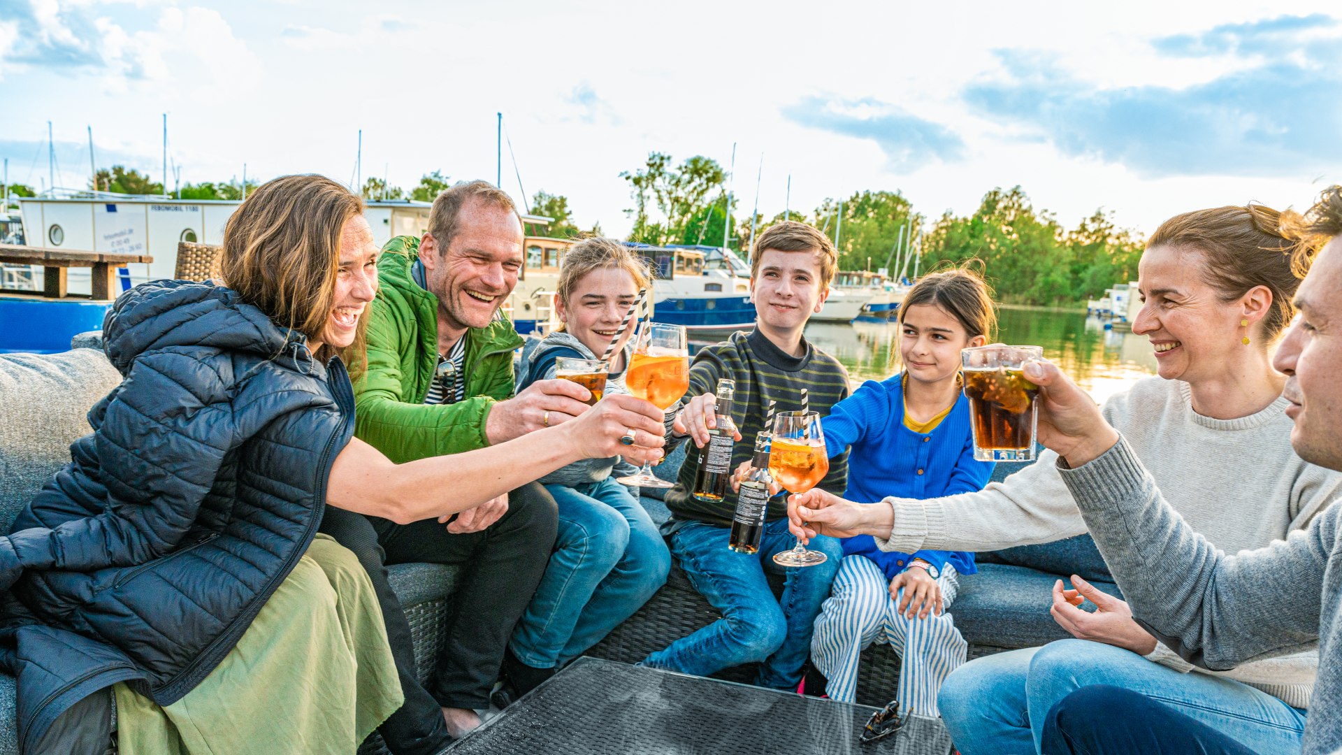 A nice end to the day at Pirate's Bar: the two friendly families toast to a great vacation with their feet in the sand., © TMV/Tiemann