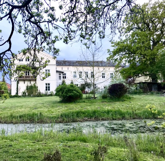 View of the manor house from the park, © Herrenhaus Roggow