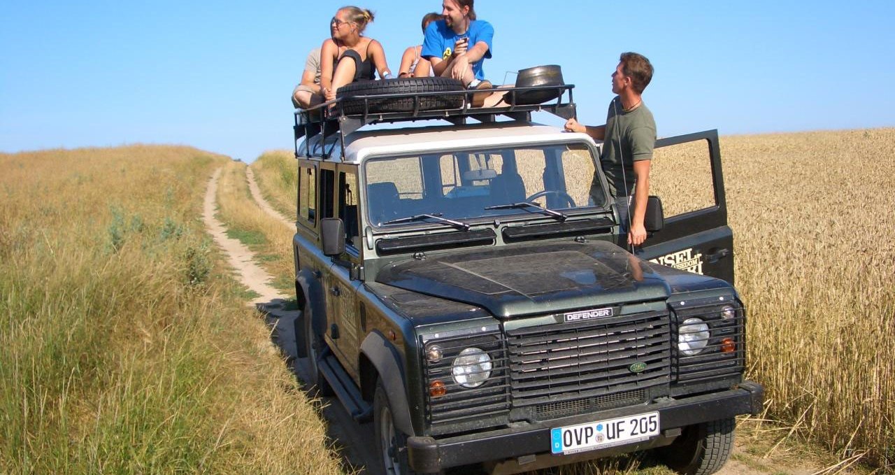 Guests watch a white-tailed eagle, © Gunnar Fiedler